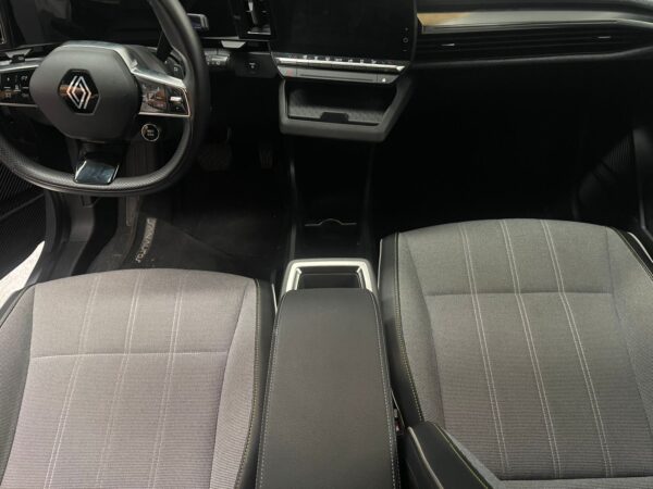 RENAULT MEGANE E-TECH - Image 6