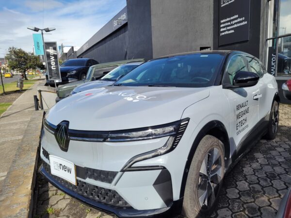 RENAULT MEGANE E-TECH - Image 11