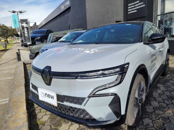 RENAULT MEGANE E-TECH - Image 12
