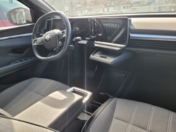 RENAULT MEGANE E-TECH - Image 15