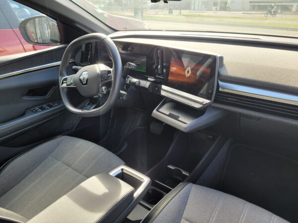 RENAULT MEGANE E-TECH - Image 18